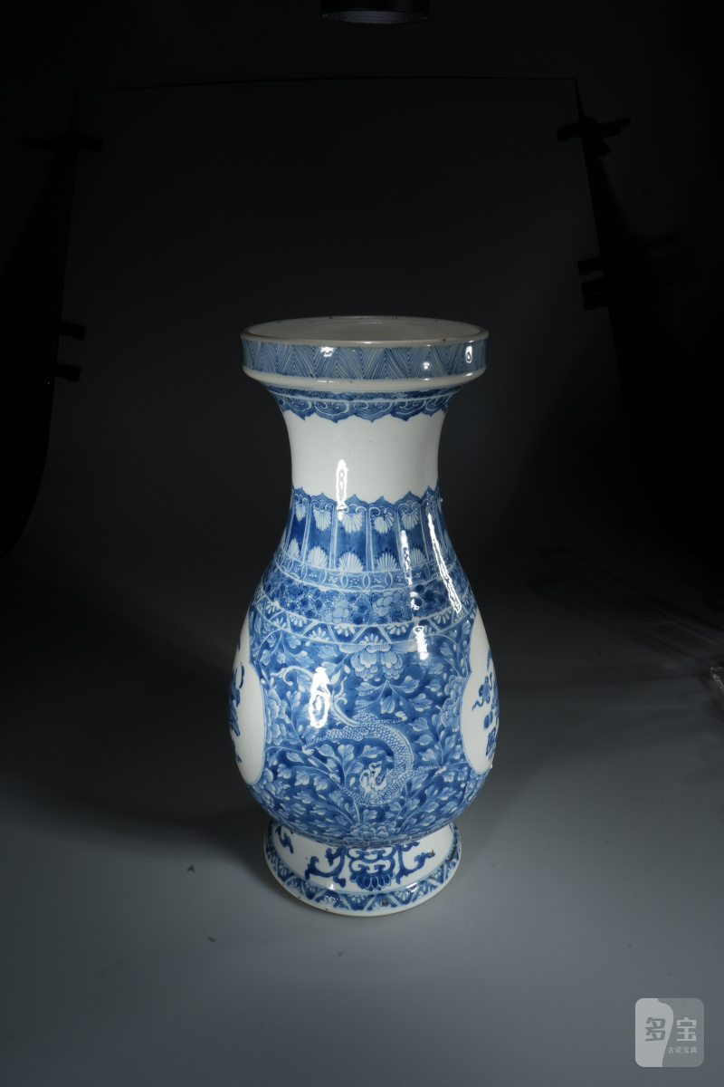 清康熙 青花龙穿花开窗博古纹琵琶尊 - 图6